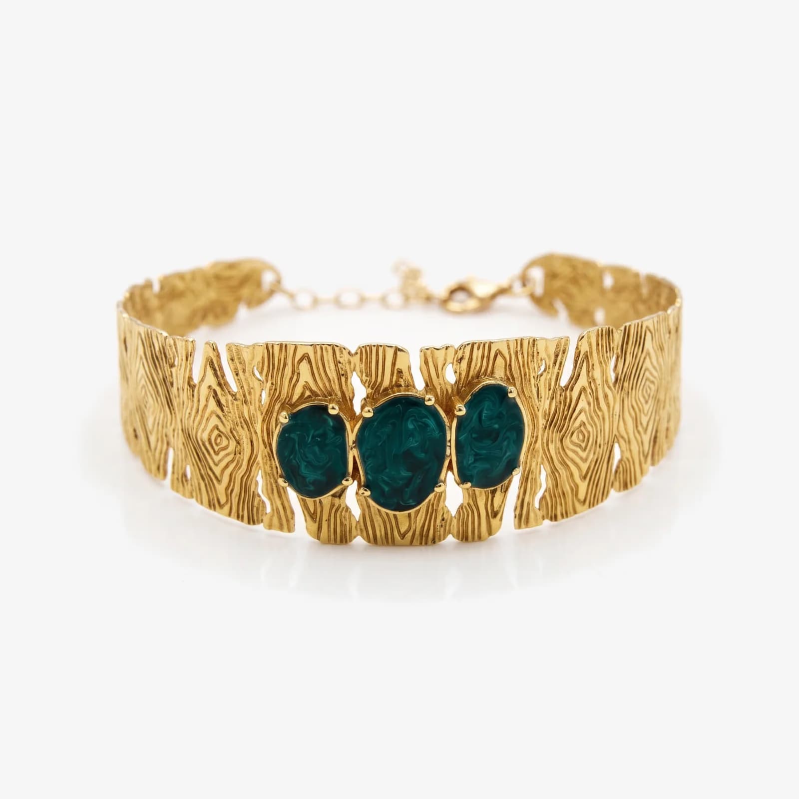 Sylva Bangle، النگوی طلای زرد ۱۸ عیار با بافت چوب و سه مینای بیضی سبز، از روبه‌رو