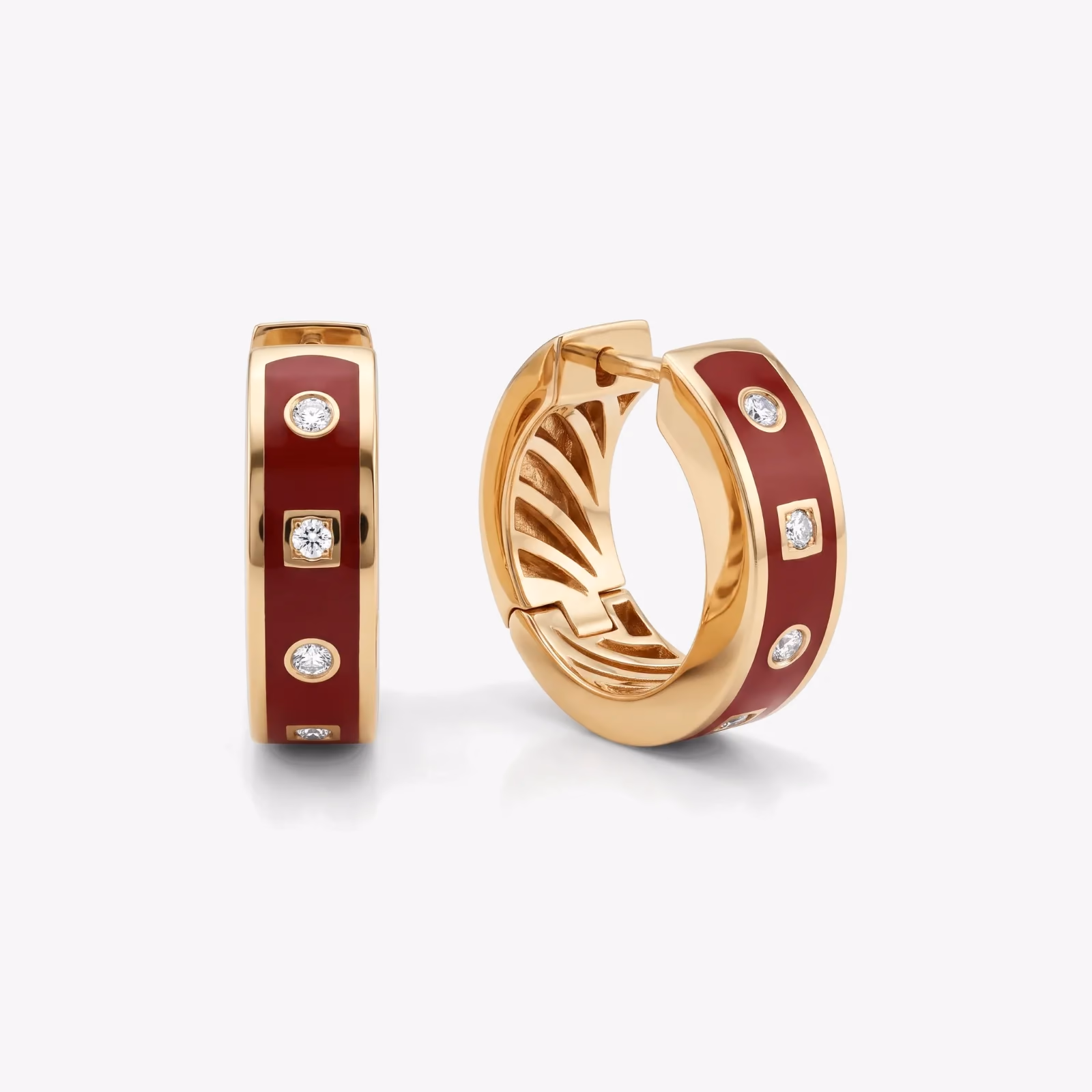 جفت گوشوارهٔ حلقه‌ای طلای ۱۸ عیار با مینای زرشکی و نگین‌های سفید، یکی از روبه‌رو و یکی سه‌رخ